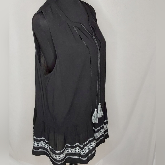 CeCe Black & White Split-Neck Sleeveless Embroidered Peplum Top - Size XL - Picture 3 of 6